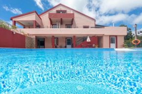 Spacious House with Pool in Prazeres